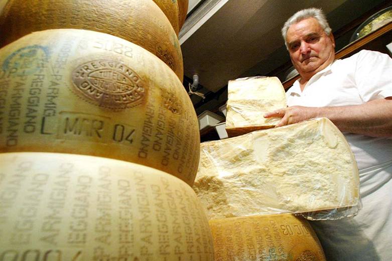 Kolo parmazánu, které vá�í �ty�icet kilogram� a podle sou�asných cen má hodnotu t�í set eur (asi sedm tisíc osm set korun), dozrává dva roky. 